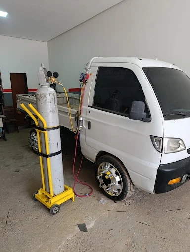 Caminhão pequeno em manutenção de ar-condicionado
