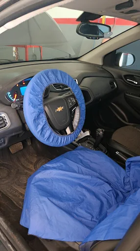 Banco e volante protegidos com capas durante o serviço