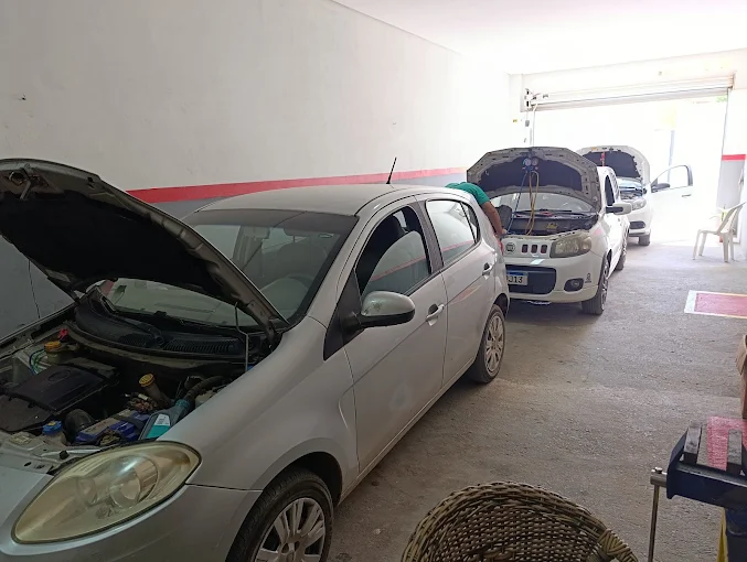 Dois veículos em manutenção simultânea na oficina