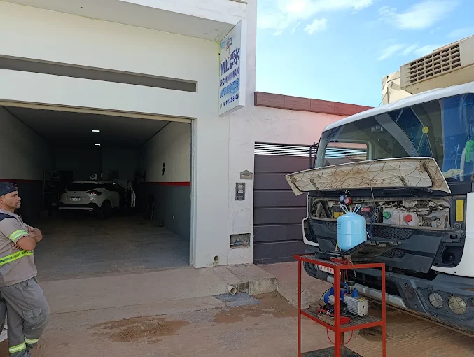 Galpão da oficina com veículo em manutenção